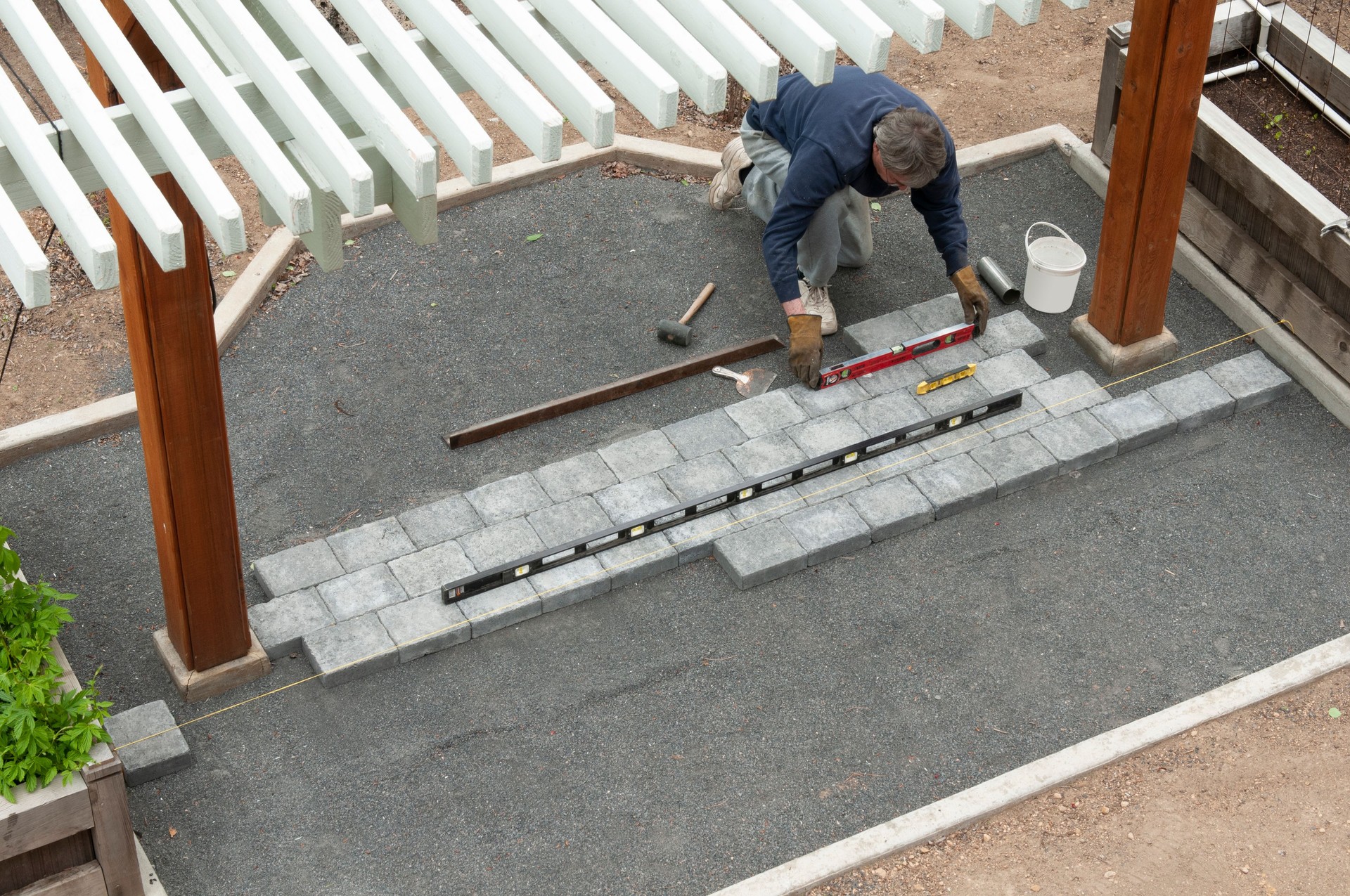 Installation von Terrassenzementpflastersteinen